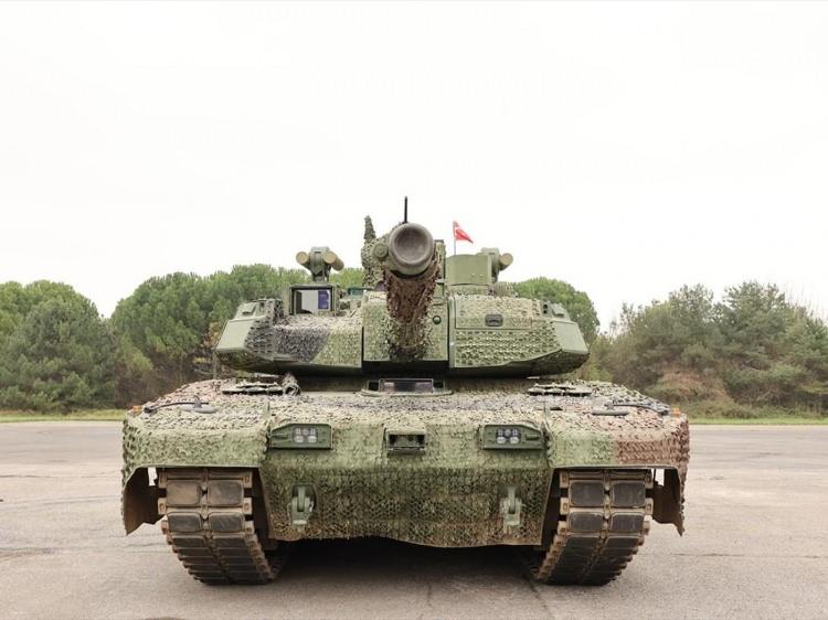 <p>Bu sayede tankın, uzun mesafelerdeki hedefleri tespit edebileceğine ve savaş alanında karşılaşılabilecek tüm hedefleri yüksek isabet oranı ile vurabileceğine dikkat çekildi.</p>
