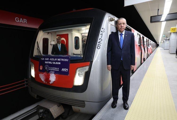 <p><strong>12 NİSAN-AKM-GAR-KIZILAY METRO HATTI</strong></p> <p>Ankara'da Ulaştırma ve Altyapı Bakanlığınca yapılan 3,3 kilometre uzunluğundaki AKM-Gar-Kızılay Metro Hattı'nın açılışı 12 Nisan'da yapıldı.</p> <p>AKM-Gar-Kızılay Metro Hattı sayesinde Keçiören'den Kızılay'a aktarmasız metro ulaşımı sağlandı.</p> 