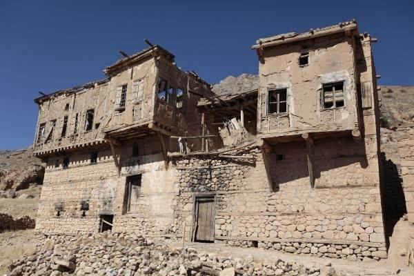 <p>Sonraki dönemde bölgede yoğunlaşan terör olayları nedeniyle tamamen terk edildi. 200 yıllık tarihi olduğu öğrenilen köyde, sayıları 33'ü bulan taş konak evleri kaderine terk edildi.</p>
