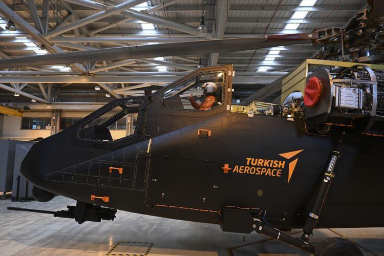 <p><strong>- İlk uçuştan çıkan öneriler</strong></p>
<p>Test pilotlarının platformları kullanırken "Senin bebeğin çirkin" diyebilmesi gerektiğini dile getiren Ateş, şöyle konuştu:</p>
<p>"Çünkü mühendisler bunu gerçekten kendi bebekleri gibi tasarlıyorlar. Her şeyini düşünüyorlar. Her detayı düşünüyorlar. Bizle de zaman zaman fikir alışverişleriyle tasarlanıyor. Ancak havaya kaldırdığınızda her şey değişiyor. </p>