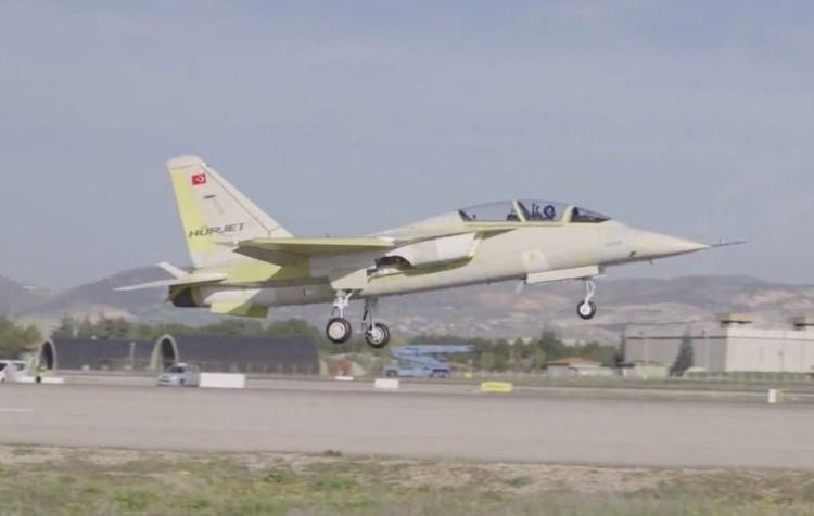 <p>Türkiye'nin yeni yerli havacılık teknolojilerini hızla geliştirdiği vurgulanan haberde, Hürjet'in önemli düzeyde performans ve gelişmiş aviyonik özellikler sunmasıyla onu muharebe görevlerine de uygun hale getirdiği ifade edildi.</p>