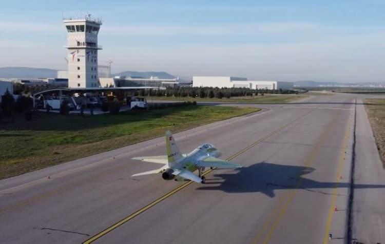 <p>'Türkiye'nin insanlı jet savaş uçağı Hürjet uçuşunu başarıyla gerçekleştirdi' dedi.</p>
