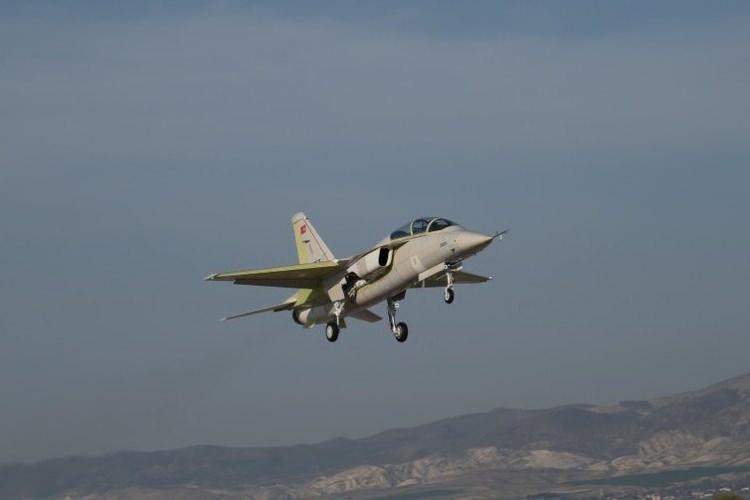 <p>Bu yıl 50. yılını kutlayan TUSAŞ'ın kendi tasarımı olan bir jet uçağını uçurduğu belirtildi.</p>
