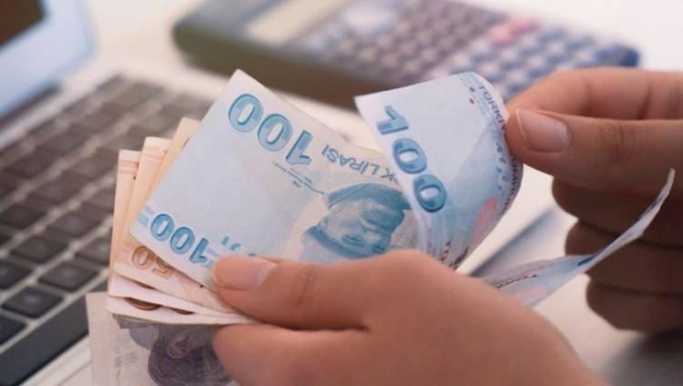 <p>Emekli çalışanların ihbar süresi kıdem tazminatını sıfırlayan kişilerde emekli aylığı bağlanmasından önceki ve sonraki süreye göre hesaplanıyor.</p>