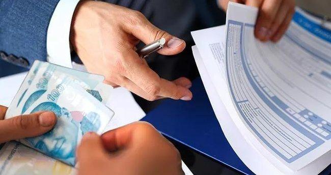 <p>Kıdem tazminatıyla birlikte kullanılmayan izin paralarını alıp aynı işyerinde çalışmaya devam edenlerin izinleri yeni işe girmiş gibi değerlendiriliyor. İzin hakkı kazanmak için bir yıl çalışmak gerekiyor. İlk defa işyerinde çalışmaya başlayanlardaki gibi 14 gün uygulanacak.</p>

<p> </p>
