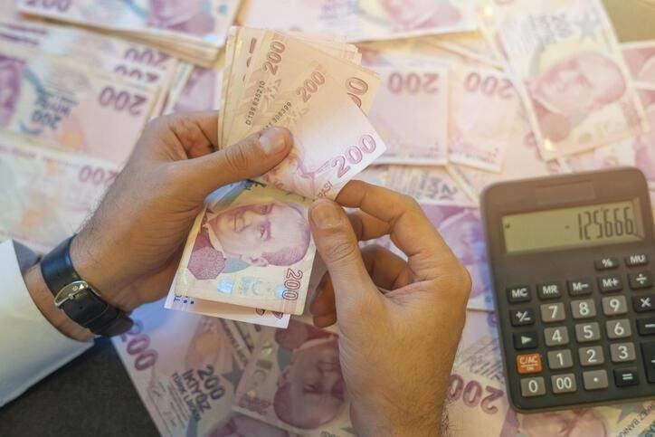 <p>Bu konuda yüksek yargı kararı bulunuyor. Emekli aylığı bağlanırken kıdem tazminatını sıfırlamayan, izin paralarını almayan yılda 26 gün izin kullanmaya devam eder.</p>