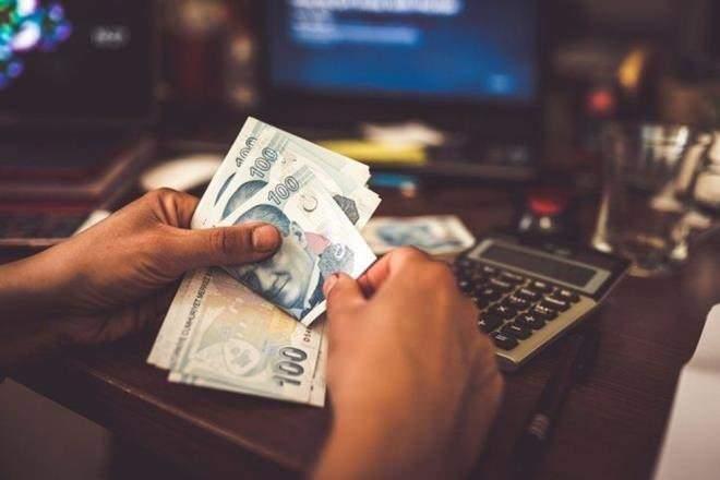 <p>Kullanılmayan yıllık izinlerin ücreti, iş akdi sona erince yatırılıyor. Emekli olup işten ayrılan EYT'liler kullanmadıkları izin sürelerine ait ücretleri alabilir. Emekli olduktan sonra aynı işyerinde çalışmaya devam edenlerin yıllık izin ücretinin ödenip ödenmemesi işverenin inisiyatifinde bulunuyor.</p>
<p> </p>
