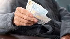 <p>Kıdem tazminatında sigortalı olarak çalışma koşulu bulunmuyor. Ancak bu durumda çalışanın sigortasız olduğu süreyi belgeleriyle ispatlaması gerekiyor. Bunun için sosyal güvenlik il müdürlüğü ya da merkezlerine dilekçeyle başvurarak hizmet tespiti yaptırılması gerekiyor.</p>

<p> </p>
