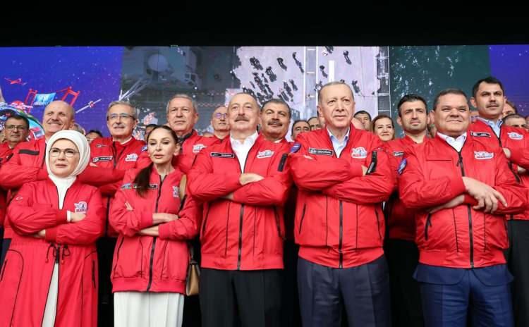 <p>Cumhurbaşkanı Erdoğan, Azerbaycan Cumhurbaşkanı İlham Aliyev ile Teknofest'te bir araya geldi. İlham Aliyev Teknofest alanına kendisine hediye edilen Togg ile geldi.</p>
