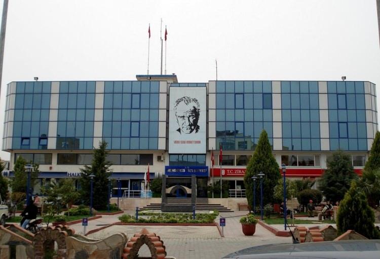 <p>İzmir'de CHP'li Menderes Belediyesi'nde yolsuzluk yapıldığı iddiaları üzerine savcılık soruşturma başlattı. </p>