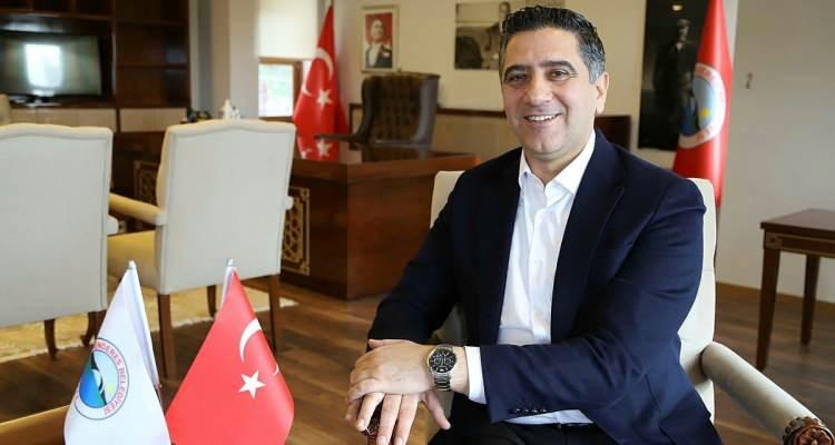 <p>Sabah'tan Ceyhan Torlak'ın haberine göre, soruşturma kapsamında CHP'li Menderes Belediye Başkanı Mustafa Kayalar ve CHP Meclis Üyesi Ertan Güleç'in Menderes ilçesine bağlı Özdere Mahallesi'nde inşaatı devam eden 5 yıldızlı otelin imar planına aykırı şekilde yapımına müsaade etmeleri karşılığında Bodrum'daki iki villayı rüşvet olarak aldıkları tespit edildi.</p>