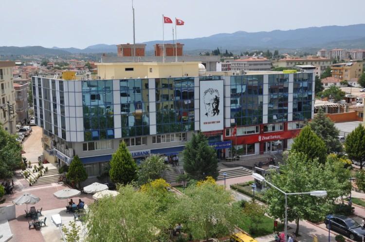 <p><strong>SAVCILIK SORUŞTURMAYI TAMAMLADI</strong></p>
<p> </p>
<p>Menderes Belediye Başkanıyken gözaltına alınan daha sonra serbest bırakılan Mustafa Kayalar, CHP'li Meclis Üyesi Ertan Güleç, Bien Otel'in sahibi Ali Bektaş ve Nurullah Ercan, Kayalar'ın kayınpederi Ruhi Durak, emlakçı Songül Van hakkında yürütülen soruşturma tamamlandı. </p>