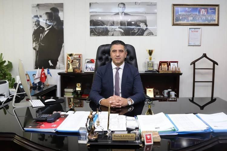 <p><strong>3.7 MİLYONLUK VİLLAYI 350 BİN LİRAYA SATMIŞLAR</strong></p>

<p> </p>

<p>Bodrum Akyarlar Mahallesi'ndeki villanın 02 Nisan 2020'de 350 bin lira bedelle otel inşaatının sahibi Ali Bektaş tarafından CHP'li Başkan Kayalar'ın kayınpederi Ruhi Durak'ın üzerine yapıldığı anlaşıldı. Villanın rayiç değerinin 3 milyon 750 bin lira olduğu, alım satım ile rayiç bedeli arasındaki 3 milyon 400 bin liralık farkın hayatın olağan akışına uygun olmadığı iddianamede yer aldı.</p>
