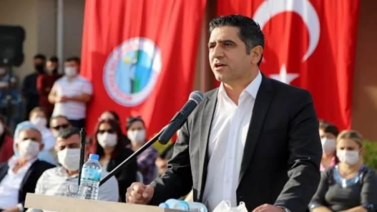 <p><strong>KAYINPEDERİ VİLLAYI KISA SÜRE SONRA 8.5 KATINA SATMIŞ</strong></p>
<p> </p>
<p>İddianamede Menderes eski Belediye Başkanı Mustafa Kayalar, eşi Aslı Kayalar ve kayınpederi Ruhi Durak'ın banka kayıtları ve tapu dökümleri de yer aldı. Özdere'de yer alan Bien Otel'in kaçak katlarına göz yummak, usulsüz işlemleri görmezden gelmek karşılığında aynı şirketin Bodrum'da bulunan villalarından 2 tanesi Başkan Kayalar'ın kayınpederi Ruhi Durak'ın üzerine 350 bin lira ve 450 bin lira karşılığında geçirildiği belirlendi.</p>