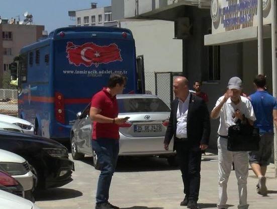<p>İddianamede Kayalar'ın kayınpederi Ruhi Durak'ın üzerine geçirilen Bodrum-Akyarlar'daki villanın tapudaki rayiç bedelinin 550 bin lira olduğu belirtildi. Durak'ın 550 bin liraya aldığı villayı kısa süre sonra 4 milyon 750 bin lira karşılığında Kanada'dan gelen bir Türk vatandaşına sattığı 8.5 katına sattığı ortaya çıktı. Durak'ın 4 milyon 750 bin liraya sattığı villanın bedelinin 550 bin lirasını banka kanalıyla, kalan kısmı ise elden aldığı şeklinde ayrıntılar yer aldı.</p>