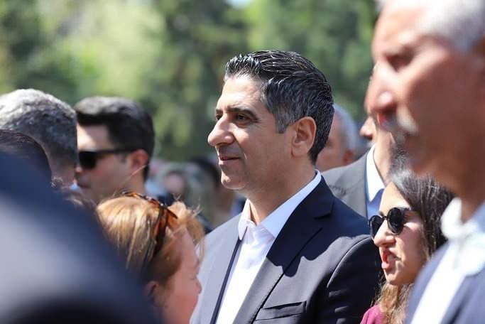 <p><strong>CHP'Lİ MECLİS ÜYESİ DE VİLLAYI ÇOK UCUZA ALMIŞ!</strong></p>
<p> </p>
<p>Ayrıca yine Bodrum Akyarlar'daki diğer villanın 400 bin lira bedelle Bien Yapı'nın sahibi Nurullah Ercan vekaletiyle Songül Van tarafından Güleç Mobilya ve Dekorasyon isimli şahıs şirketinin sahibi CHP'li Meclis Üyesi Erhan Güleç'in üzerine yapıldığına dikkat çekildi. Villanın aynı dönem rayiç bedelinin 5 milyon 450 bin lira olduğu, 4 milyon 950 bin lira daha ucuza satıldığı belirtildi.</p>