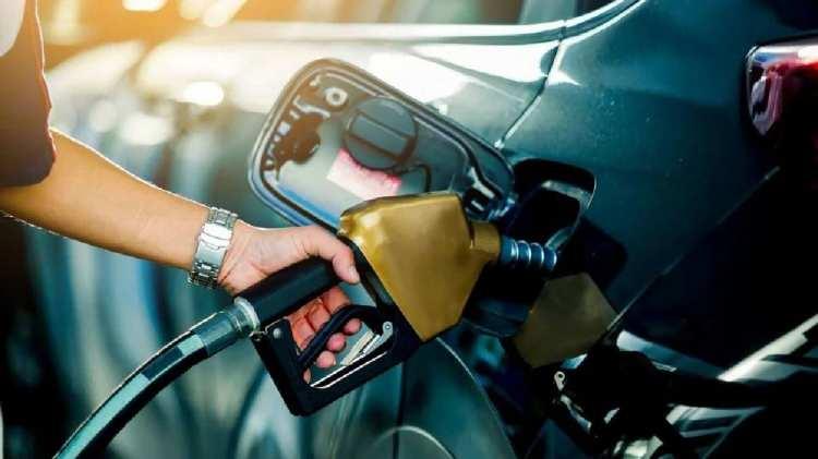 <p>Motorine bugün önemli bir indirim daha geliyor. Aktarılan bilgilere göre bugün itibarıyla motorinin litre fiyatında ise 47 kuruş daha indirim yapıldı.</p>

<p> </p>
