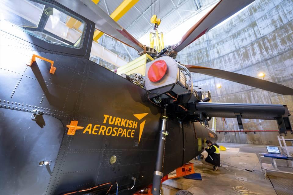 <p><strong>Uçuşta karşılaşmayacağı zorluklara maruz bırakılıyor</strong></p>

<p>Helikopterin yer aldığı 993 numaralı binanın öncelikle GÖKBEY helikopteri için tasarlandığını ve sonraki helikopterler için de kullanılacağı düşünülerek büyük tasarlandığını anlatan Yılmaz, şöyle konuştu:</p>

<p> </p>

<p>"Burası özellikle zorlu testleri yaptığımız bir binamız. Helikopteri tamamen yere bağlıyoruz. Uçuşta dahi helikopterin görmeyeceği zorluktaki testleri, burada yere bağlı halde yapıyoruz. </p>
