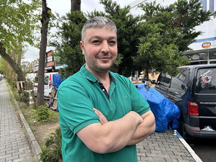 <p>Tahtakale Mahallesi Muhtar Azası İlhan Haner, bugünlerde sağlık sorunları yaşayan muhtarın yerine göreve baktığını belirtti.</p>
<p> Haner, "Gündüz ticarethaneler bol, gece kalan yok. Sadece hanlarda kalan birkaç kişi var. Bu mahallede yaşayacak alan olmadığı için kimse ikamet etmiyor." diye konuştu.</p>
<p> </p>