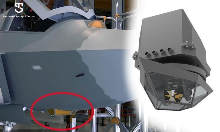 <p>ASELSAN’ın Milli Muharip Uçak ve Kızılelma için geliştirdiği TOYGUN elektro optik sensör sistemi projesi de bir yandan devam ediyor. 1280×1024 piksel çözünürlüğünde MWIR kızılötesi ana sensörü ile TOYGUN, düşük görünürlüklü hava araçlarımızın havadan karaya hedefleme ihtiyacının karşılanmasında rol oynayacak.</p>
<p> </p>
<p>Öte yandan TOYGUN; 1064 nm dalga boyunda lazer işaretleme, en az 35 km mesafeye kadar hassas şekilde lazer mesafe bulma, başka bir platformun işaretlediği hedefin tespiti ve takibi için lazer nokta takibi ve termal görüntüye göre dahili hizalama görevlerini gerçekleştirebilecek. Sistem, yeryüzünde bulunan bir hedefin koordinatları, dahili GPS/ harici INS/ platform seyir verileri/ dahili ataletsel ölçüm birimi desteği ile hesaplayabilme kabiliyetine sahip olacak.</p>