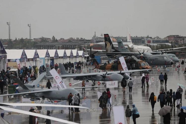 <p>İstanbul'da bugün başlayan Teknofest heyecanında, Türkiye'nin yerli ve milli teknolojileri tanıtılıyor. Ziyaretçilerin akınına uğrayan festivalde Türkiye'nin en yeni ve en güçlü savunma teknolojileri yer alıyor.</p>