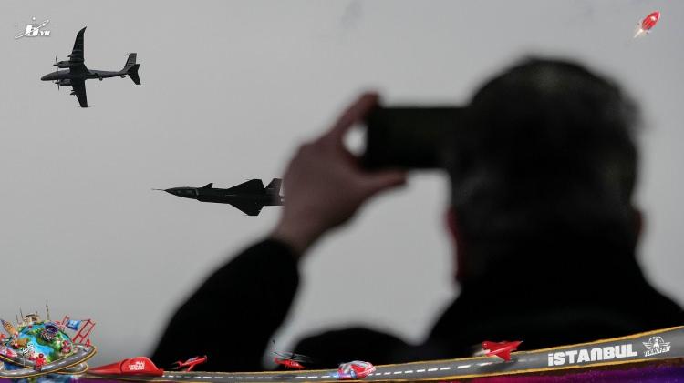 <p>Vatandaşlar Teknofest'te yerli ve milli gururu yaşarken bir yandan da tarihi anı kayda almaya çalıştı.</p>