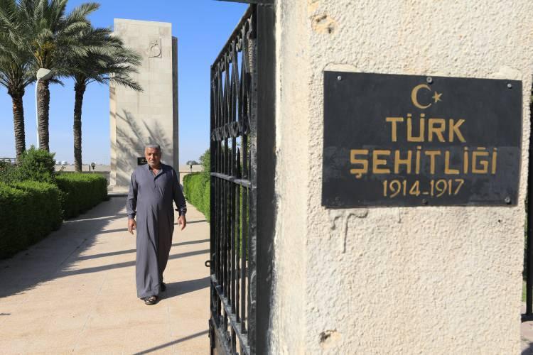 <p><strong>Şehit düşen Iraklılar Osmanlı askerleriyle yan yana defnedildi</strong></p>
<p>Irak'ın Kut kentinde cereyan eden Kut’ül Amare Savaşı'nda şehit olan Osmanlı askerlerinin mezarlarının bulunduğu Türk Şehitliği'nin koruyuculuğunu yapan Haşim Anber el-Abid, yıllardır buraya gözü gibi baktığını söyledi.</p>
