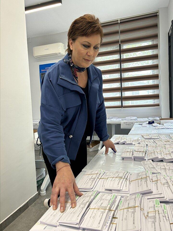 <p>Topaloğlu, 2014 yılında mahallenin nüfusu 48 binlerdeyken muhtar seçildiğini dile getirerek, şunları kaydetti:</p>
<p>"Apartmanlar yüksek katlı olduğu için çok fazla insan gözükmüyor. Yüz ölçümü olarak küçüğüz, nüfus olarak büyük bir mahalleyiz. Buraya gelen çok mutlu oluyor. Bir önceki seçime oranla artış var, azalış olmuyor. Bugün bir misafirim vardı. Şöyle bir yorum yaptı. Sadece Adnan Kahveci'yi alan kişi milletvekili olabilir. Gerçekten Adnan Kahveci bu seçimi de birçok seçimi de şekillendirecek bir mahalle."</p>