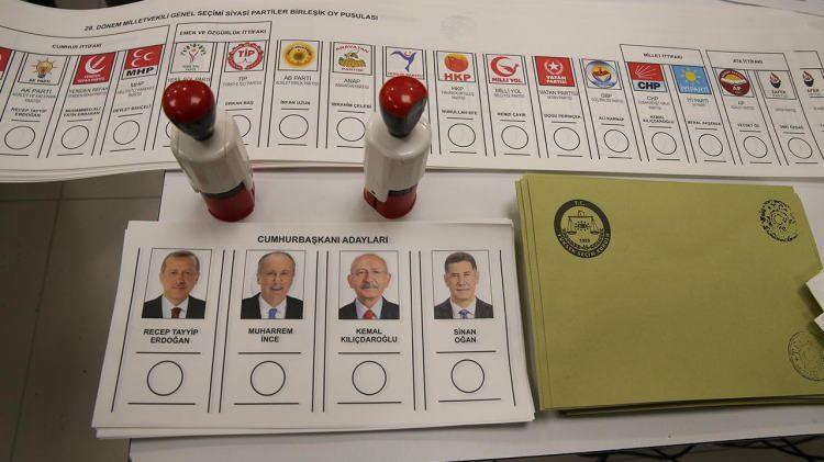 <p><strong>İstanbul'un 14 seçmenli mahallesi</strong></p>
<p>Her gün binlerce kişinin adım attığı İstanbul'un en uğrak yerlerinden Fatih ilçesinin Eminönü semtindeki Tahtakale ise kentte en az seçmenin sandığa gideceği mahalle olarak dikkati çekiyor.</p>
<p>Gündüz açılan iş yerleri nedeniyle hayli kalabalık olan mahalle gece ise sessizliğe bürünüyor. Bu seçimde Tahtakale'de yalnızca 14 seçmen oy kullanacak.</p>