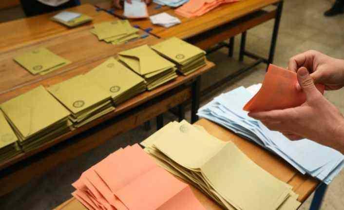 <p>Türkiye genelinde oy verme işlemlerinin 14 Mayıs saat 17.00'de bitmesi ve sayımların yapılarak seçim sistemine girilmesinin ardından, ilçe seçim kurulu başkanları birleştirme tutanaklarını İstanbul Adliyesi'ndeki İl Seçim Kuruluna teslim edecek. </p>