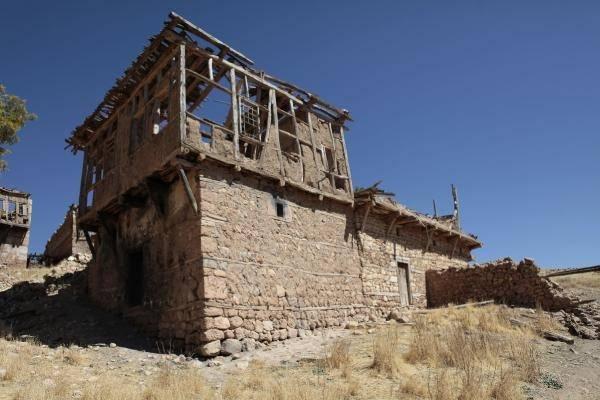 <p>Bu köyün koruma altına alınması gerekiyor. Köydeki evlerin fotoğraflarını mimar ve mühendisler odalarına kadar gönderdik. Mimarlık okuyan öğrencilerin gelip bu köydeki evleri görmelerini istedik. Ne kadar sağlıklı evler olduğunu söyledik.</p>
