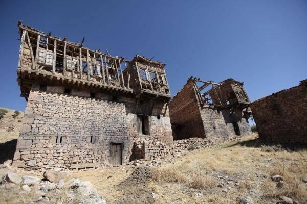 <p>Köyü terk edenlerin tamamının da başka şehirlere yerleştiği öğrenildi. </p>
