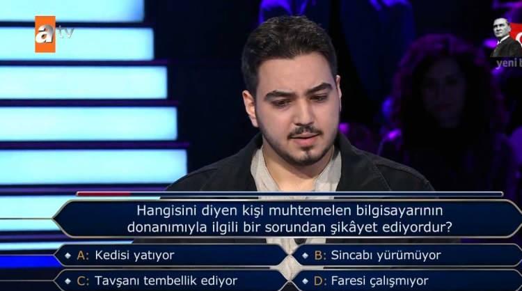 <p><span style="color:#8B4513"><strong>Son olarak dünkü programa Boğaziçi Üniversitesi Yönetim Bilişim Sistemleri üçüncü sınıf öğrencisi Ali Eren Şeker isimli yarışmacı katıldı.</strong></span></p>