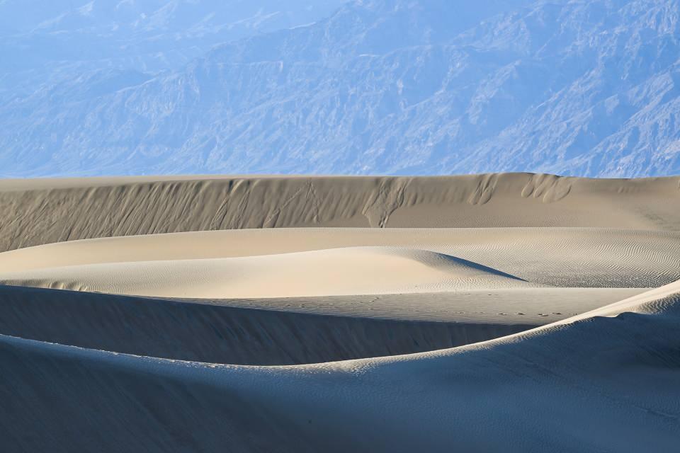 <p>ABD'nin Kaliforniya eyaletinde bulunan Death Valley Ulusal Parkı'nda yer alan Mesquite Düz Kum Tepeleri gün batımında güzel görüntüler oluşturdu.</p>
<p> </p>