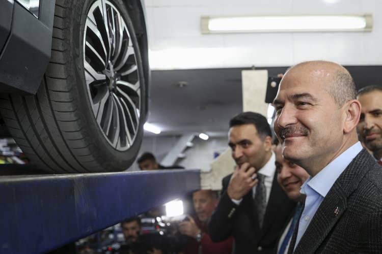 <p>Soylu'nun sanayi sitesindeki esnaf ziyareti sırasında Togg otomobili, ustalarca lifte konuldu.</p>

<p> </p>
