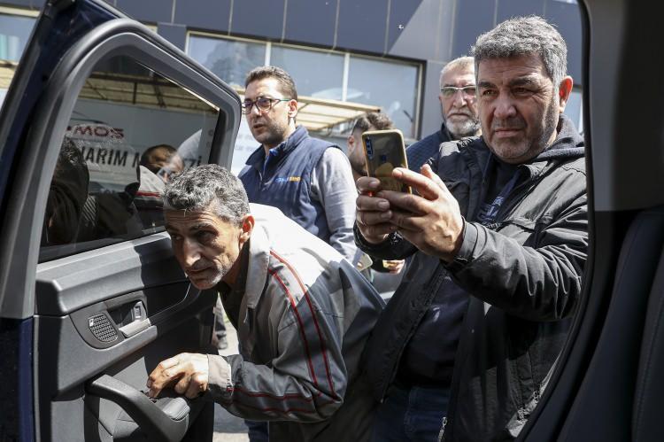 <p>Togg'un yerli otomobil olmadığı, yabancı parçaların montajıyla yapıldığı iddialarının doğru olmadığı sonucuna vardığını anlatan Akpınar, "İncelediğimiz kadarıyla her şey yerli. İncelemek isteyen varsa gelsin incelesin. Arabanın doğal olarak birçok parçası yerli." dedi.</p>
<p> </p>