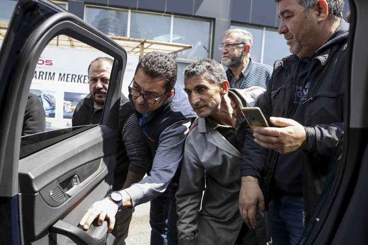 <p>Akpınar, Togg'un çok pahalı arabalardan bir farkı olmadığına da dikkat çekerek, "Milyonların üzerinde verilen paralara bakıldığı zaman aynı işlevi görecek, aynı amacı taşıyan bir araç olmuş. Bu bizim için bir onurdur, gururdur." ifadesini kullandı.</p>
<p> </p>
