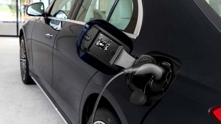 <p>Motor seçeneklerinin yarısı dördüncü nesil Plug-In Hibrit sistemlerden oluşan E-Serisi'nde, içten yanmalı motorlar sıralı dört silindirli veya altı silindirli motorlardan oluşuyor. </p>
<p> </p>