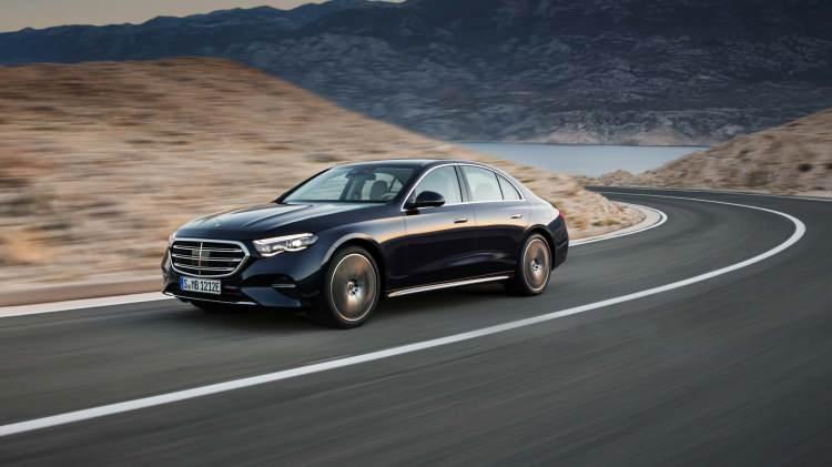 <p>Dolayısıyla bu motor seçenekleri birer yarı hibrit olarak çalışıyor. Yeni batarya teknolojisi sayesinde elektromotorlar 15 kW yerine 17 kW ek güç ve 205 Nm ek tork sunuyor. </p>
<p> </p>