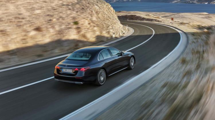 <p>Otomobilin, Türkiye’de ilk olarak E 220 d 4MATIC ve Türkiye için özel olarak üretilen E 180 motor seçenekleri sunulacağı belirtildi.</p>