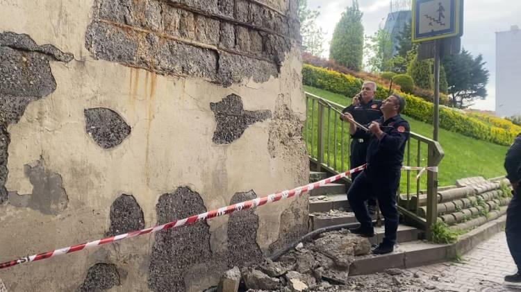 <p>İhbar üzerine olay yerine itfaiye ekipleri sevk edildi. Daha önce betonunda bulunan deniz kabuklarıyla gündeme gelen köprünün, sıvalarının dökülmesiyle beraber paslanmış demirleri görünmeye başladı.</p>
