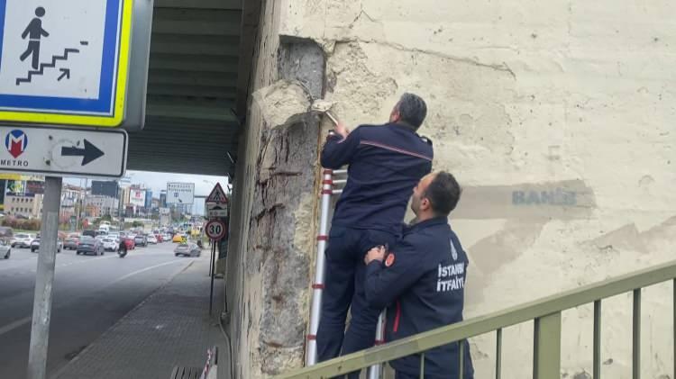 <p>İtfaiye ekipleri tehlike oluşturan beton parçalarını levye yardımıyla yerinden sökerek, köprü ayaklarının etrafında önlem aldı.</p>
