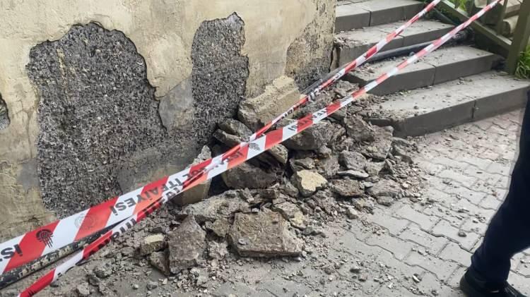 <p><strong>UZMANLAR UYARMIŞTI</strong></p>
<p> </p>
<p>İstanbul'da beklenen olası deprem köprü, üst geçit ve viyadüklerin sağlamlığını da gündeme getirdi. Kritik noktada bulunan Maltepe kavşak köprüsü de betonunda ortaya çıkan midye kabukları nedeniyle gündeme gelmişti.</p>