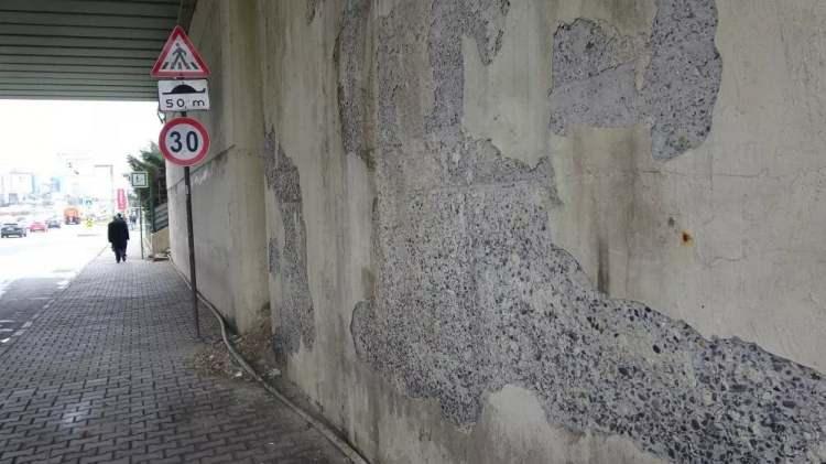<p>Yıldırım, "Burada beton yüzeyinde yıpranmalar var. Yıpranma olan yerlerde açılmalar var, açılma olan yerlerde de demirlerin paslandığını görüyorum. Bu gibi köprülerin ne kadar varsa incelenip elden geçirilmesi, gerekiyorsa onarılması lazım" ifadelerini kullanmıştı.</p>