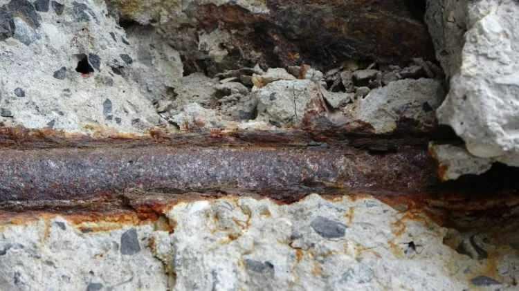 <p>Jeofizik Yüksek Mühendisi Sarper Celasun ise, "Beton kalitesi oldukça düşük. Deniz kumu kabuğu olan yapılar zaten riskli" şeklinde konuşmuştu.</p>