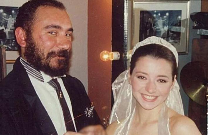 <p><span style="color:#800080"><strong>Eşi ile nostaljik düğün karesini paylaşn usta oyuncunun o kareye düştüğü romantik nota beğeni ve yorum yağdı.</strong></span></p>
