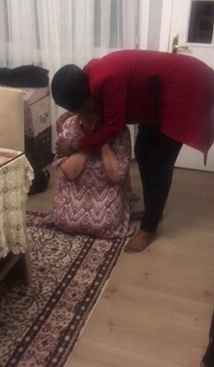 <p><strong>"ÇARESİZLİĞİMİZE AĞLADIM"</strong></p>
<p> </p>
<p>Şükrü ve Leyla Tapan çiftinin Sudanlı manevi kızları Arafa İbrahim Hasan ise, “Evde yaşlı annemiz, teyzemiz var. 5 tane çocuk var. 'Nereye gideceğiz' diyorlar. Gerçekten anne babamı görmüş gibi hüngür hüngür ağladım. Memleketimin çaresizliğine ağladım. Bizi korumaları yerine bizi ezmelerine ağladım. Ağlamaya devam edeceğim, Allah'a sığınıyorum" dedi.</p>