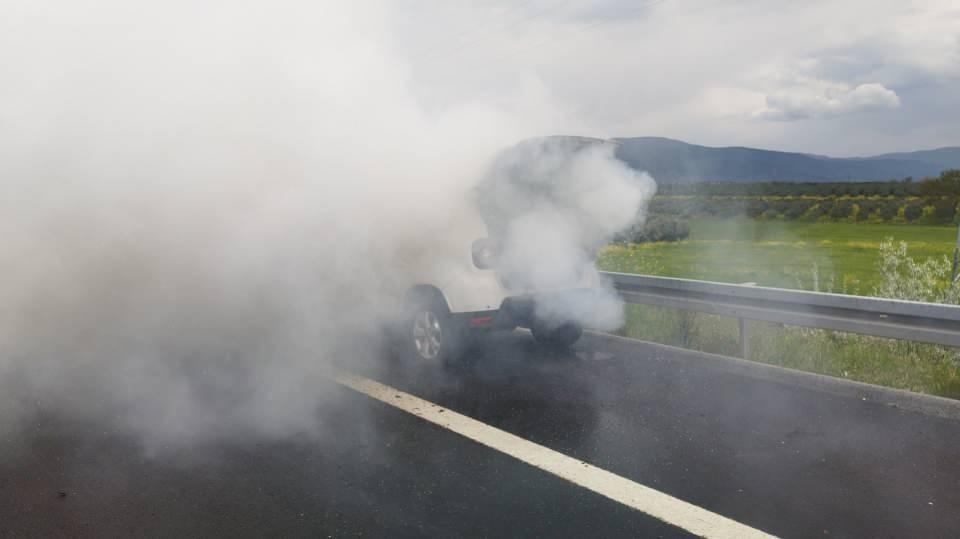 <p>Kuveytli karı koca ve 2 çocuklarının bulunduğu otomobil, Gebze-Orhangazi-İzmir Otoyolu'nda motor bölümünden yanmaya başladı. Bir anda alev topuna dönen araçtaki aile otomobilden inerek canlarını kurtarırken, yanan araç itfaiye ekiplerinin müdahalesi ile söndürüldü.<br />
 </p>
