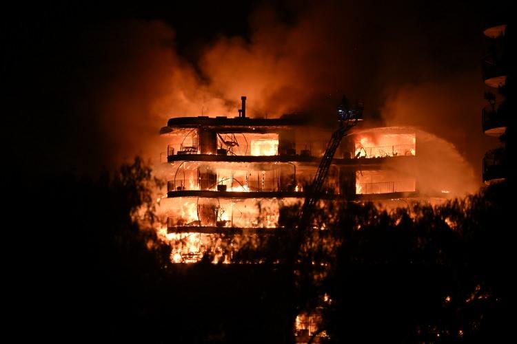 <p>İzmir'in Narlıdere ilçesindeki bir sitede çıkan yangına itfaiye ekiplerinin müdahalesi sürüyor.</p>

<p>Yenikale Mahallesi'nde bulunan 4 bloklu sitedeki 8 katlı binada yangın çıktı.</p>
