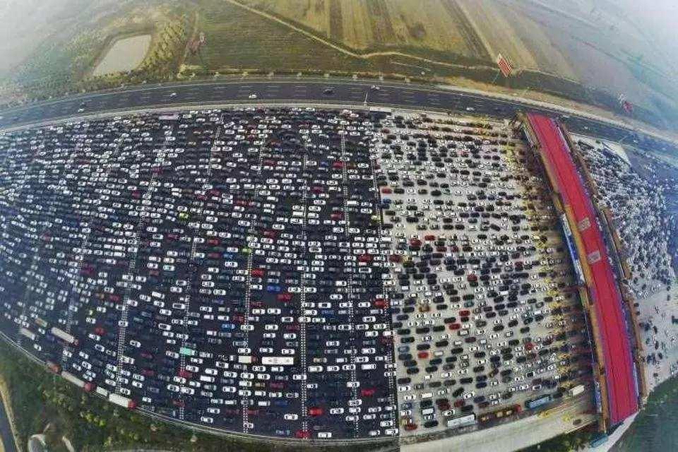 <p><strong>DÜNYANIN EN UZUN TRAFİK SIKIŞIKLIĞI KAÇ GÜN SÜRDÜ?</strong><br />
<br />
Dünyada en uzun süren trafik sıkışıklığı 2010 yılında Çin'de meydana gelmiş ve 12 gün sürmüştür. </p>
<p> </p>
<p> </p>